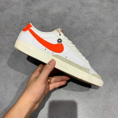 NIKE BLAZER LOW '77 VINTAGE 'WHITE TEAM ORANGE' DA6364 104 SIZE 41 GIÀY 2HAND CHÍNH HÃNG PVN20391