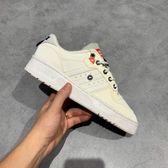 🔥 ADIDAS RIVALRY LOW – FOOTWEAR WHITE / OFF WHITE / TRUE ORANGE – SIZE 41 1/3 – PVN22445 – CHÍNH HÃNG