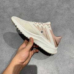 🔥 Nike Quest 3 ’Platinum Tint/Metallic Red Bronze’ – SIZE 36 – PVN22943 – CHÍNH HÃNG