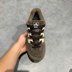 🔥 ADIDAS ADIMATIC ‘DARK BROWN / CLOUD WHITE / EARTH STRATA’ – SIZE 40 – PVN22871 – CHÍNH HÃNG