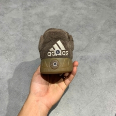 🔥 ADIDAS ADIMATIC ‘DARK BROWN / CLOUD WHITE / EARTH STRATA’ – SIZE 40 – PVN22871 – CHÍNH HÃNG