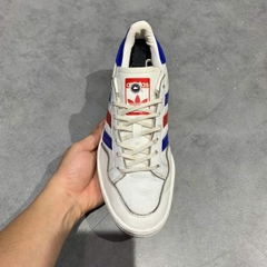 🔥 ADIDAS TEAM COURT ‘WHITE/ROYAL SCARLET’ – SIZE 41 1/3 – PVN23617 – CHÍNH HÃNG