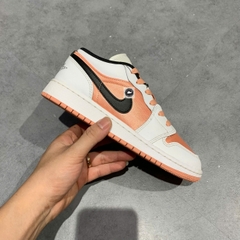 🔥 NIKE AIR JORDAN 1 LOW “LIGHT MADDER ROOT” – SIZE 36 – PVN23727 – CHÍNH HÃNG