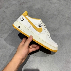 🔥 NIKE AIR FORCE 1 LOW “DUAL SWOOSH” WHITE WHEAT – SIZE 40 – PVN24951 – CHÍNH HÃNG