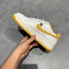 🔥 NIKE AIR FORCE 1 LOW “DUAL SWOOSH” WHITE WHEAT – SIZE 40 – PVN24951 – CHÍNH HÃNG