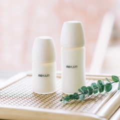 Bình sữa Thủy tinh tráng silicon Moyuum - 240ml - Kèm núm 2