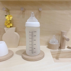 Bình sữa Thủy tinh tráng silicon Moyuum - 240ml - Kèm núm 2