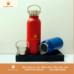Bình giữ nhiệt hình chai nước có quai xách 500ml, Bình giữ nhiệt in khắc tên logo- HappyGift