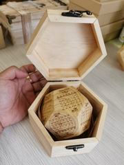 Lịch Gỗ Để Bàn Lục Giác  Khắc Logo