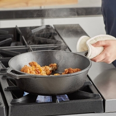 Chảo gang sâu lòng Lodge tay cầm dài - 26.04cm