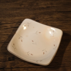 Đĩa mộc vuông sâu lòng vẽ hoa (triện đáy)