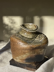 Bình gốm Shigaraki cách điệu Wabi Sabi