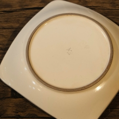 Đĩa mộc vuông sâu lòng vẽ hoa (triện đáy)