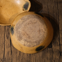 Đĩa mộc vàng loang men rêu