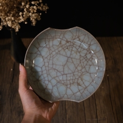 Đĩa men celadon huyết rồng
