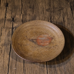 Đĩa bé gốm mộc chấm vàng triện khắc chìm