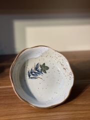 Bát men tiêu viền sóng nâu lòng hoa