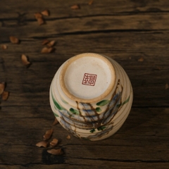 Cốc mộc men vẽ hoa (triện đáy)