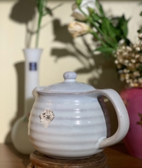 Ấm trà men sữa viền xoắn