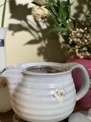 Ấm trà men sữa viền xoắn