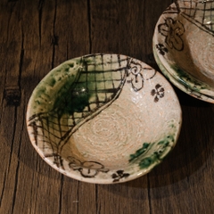 Đĩa sâu lòng Oribe hoạ tiết hoa (triện đáy)