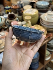 Bát chấm nhỏ men lam hình cánh hoa