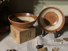 Bát men đá nâu đỏ hoa cúc khắc chìm