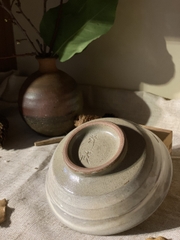 Bát nhỏ dáng loe men sữa xám triện nghệ nhân khắc chìm