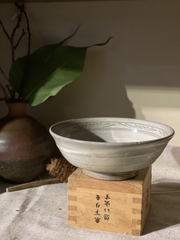 Bát nhỏ dáng loe men sữa xám triện nghệ nhân khắc chìm