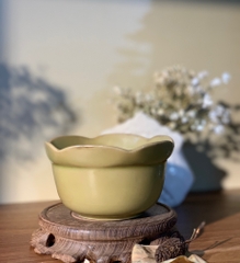 Bát vàng viền cánh hoa