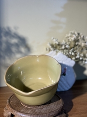 Bát vàng viền cánh hoa