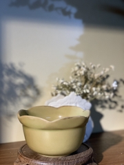 Bát vàng viền cánh hoa