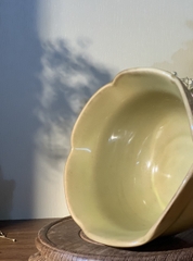 Bát vàng viền cánh hoa