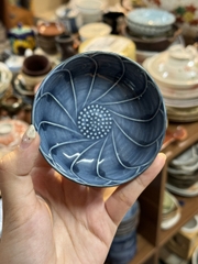 Bát chấm nhỏ men lam hình cánh hoa