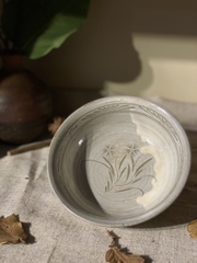 Bát nhỏ dáng loe men sữa xám triện nghệ nhân khắc chìm