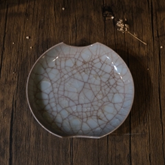 Đĩa men celadon huyết rồng