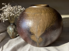 Bình Bizen Goma dáng hút tài lộc nung củi men chảy tự nhiên