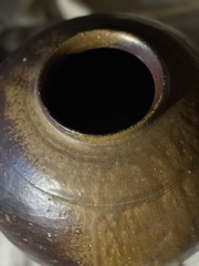 Bình Bizen Goma dáng hút tài lộc nung củi men chảy tự nhiên