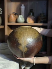 Bình Bizen Goma dáng hút tài lộc nung củi men chảy tự nhiên