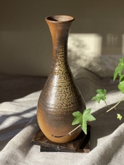 Bình gốm Bizen Goma dáng hút hài lộc cổ dài