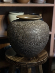 Bình gốm Shigaraki dáng hút tài lộc hoạ tiết vỏ thông