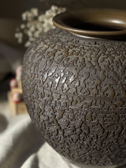 Bình gốm Shigaraki dáng hút tài lộc hoạ tiết vỏ thông