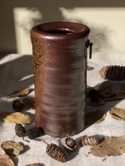 Bình Bizen men chảy có móc treo (Triện đáy)