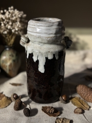 Bình mộc Wabi Sabi men sữa chảy quai xoắn cách điệu triện ký thân