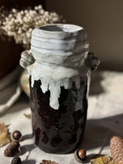 Bình mộc Wabi Sabi men sữa chảy quai xoắn cách điệu triện ký thân