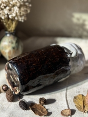 Bình mộc Wabi Sabi men sữa chảy quai xoắn cách điệu triện ký thân