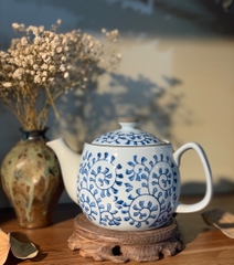 Bình trà men trắng họa tiết dây lam