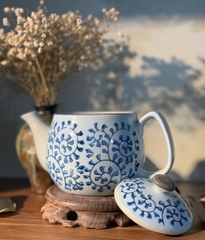 Bình trà men trắng họa tiết dây lam