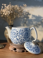 Bình trà men trắng họa tiết dây lam