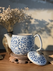 Bình trà men trắng họa tiết dây lam